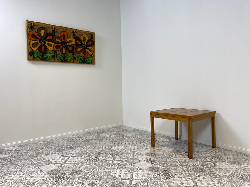 WMK Sehr hübscher und gut erhaltener skandinavischer Couchtisch aus Dänemark und mit kunstvollen Fliesen