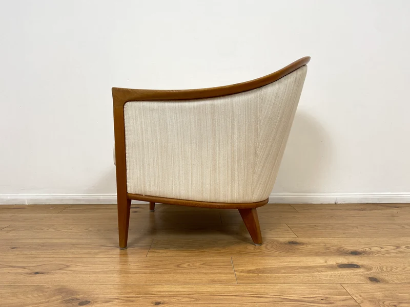WMK Sehr eleganter und gut erhaltener skandinavisches Mid-Century Sessel mit edlem Holzrahmen aus Teak & weißem Originalbezug