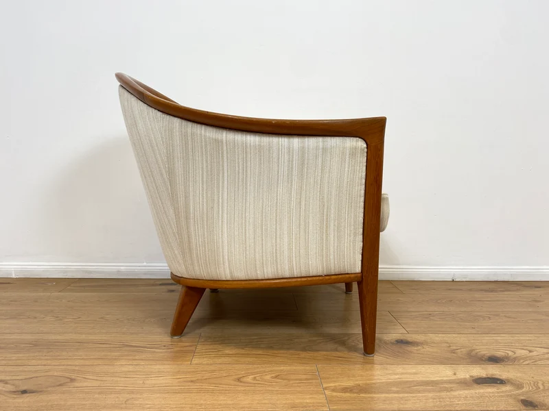 WMK Sehr eleganter und gut erhaltener skandinavisches Mid-Century Sessel mit edlem Holzrahmen aus Teak & weißem Originalbezug