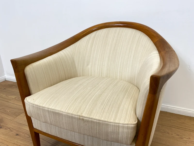 WMK Sehr eleganter und gut erhaltener skandinavisches Mid-Century Sessel mit edlem Holzrahmen aus Teak & weißem Originalbezug