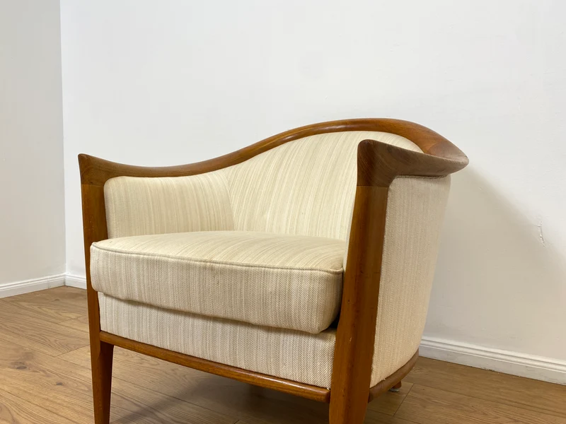 WMK Sehr eleganter und gut erhaltener skandinavisches Mid-Century Sessel mit edlem Holzrahmen aus Teak & weißem Originalbezug