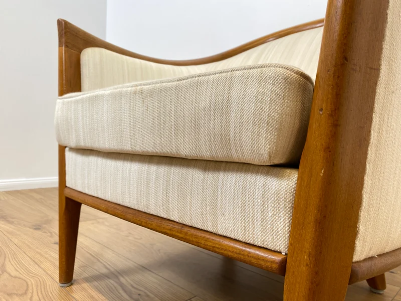 WMK Sehr eleganter und gut erhaltener skandinavisches Mid-Century Sessel mit edlem Holzrahmen aus Teak & weißem Originalbezug