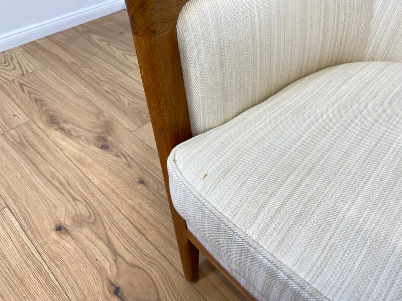 WMK Sehr eleganter und gut erhaltener skandinavisches Mid-Century Sessel mit edlem Holzrahmen aus Teak & weißem Originalbezug