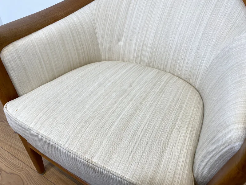 WMK Sehr eleganter und gut erhaltener skandinavisches Mid-Century Sessel mit edlem Holzrahmen aus Teak & weißem Originalbezug