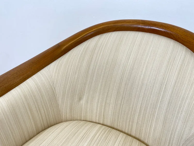 WMK Sehr eleganter und gut erhaltener skandinavisches Mid-Century Sessel mit edlem Holzrahmen aus Teak & weißem Originalbezug