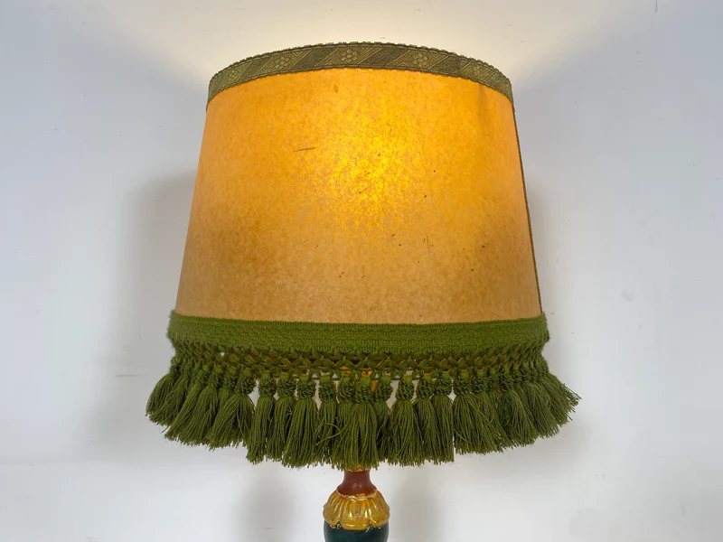 WMK Wunderschöne und gut erhaltene große Vintage Tischlampe mit grün - gold bemaltem Lampenfuß aus Holz und peppigem Lampenschirm