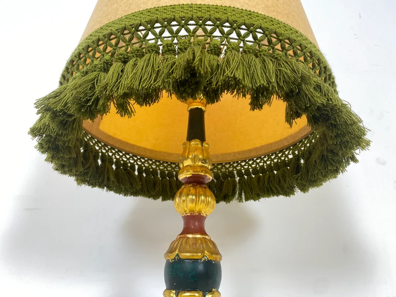 WMK Wunderschöne und gut erhaltene große Vintage Tischlampe mit grün - gold bemaltem Lampenfuß aus Holz und peppigem Lampenschirm