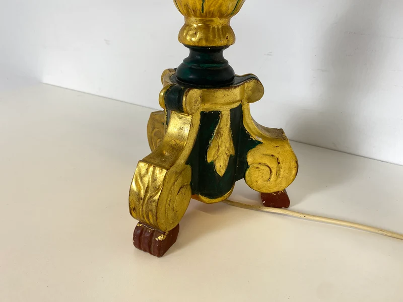 WMK Wunderschöne und gut erhaltene große Vintage Tischlampe mit grün - gold bemaltem Lampenfuß aus Holz und peppigem Lampenschirm