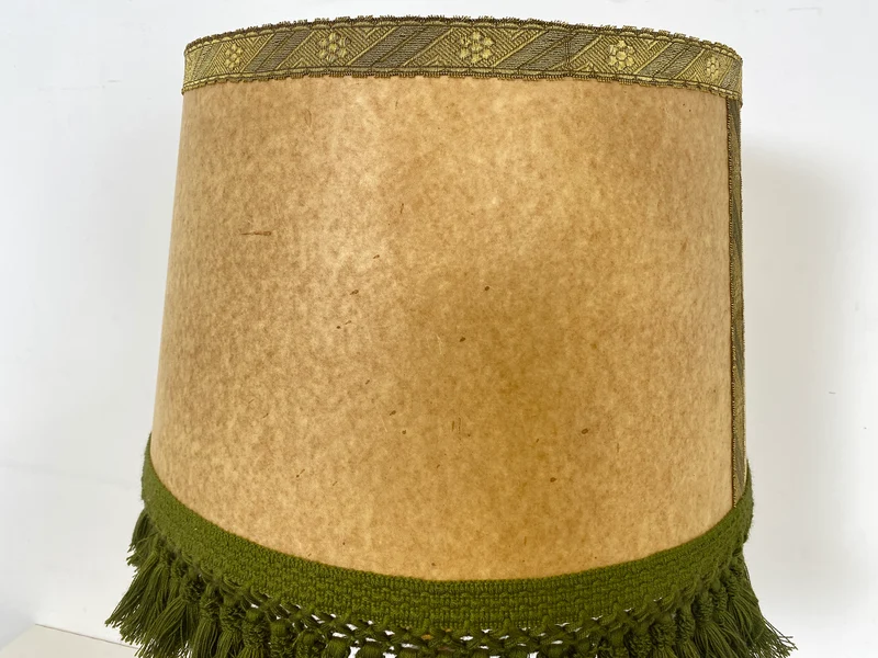 WMK Wunderschöne und gut erhaltene große Vintage Tischlampe mit grün - gold bemaltem Lampenfuß aus Holz und peppigem Lampenschirm