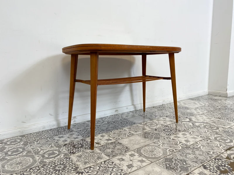 WMK Stilvoller und seltener Mid-Century Couchtisch mit wandelbarer Oberfläche aus Holz oder Resopal und praktischer Zeitungsablage
