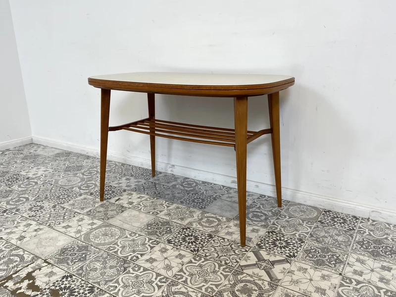 WMK Stilvoller und seltener Mid-Century Couchtisch mit wandelbarer Oberfläche aus Holz oder Resopal und praktischer Zeitungsablage