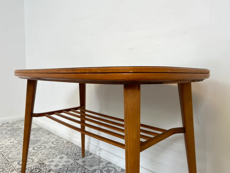 WMK Stilvoller und seltener Mid-Century Couchtisch mit wandelbarer Oberfläche aus Holz oder Resopal und praktischer Zeitungsablage