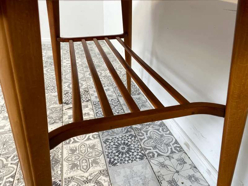 WMK Stilvoller und seltener Mid-Century Couchtisch mit wandelbarer Oberfläche aus Holz oder Resopal und praktischer Zeitungsablage