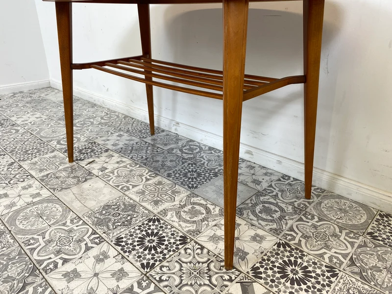 WMK Stilvoller und seltener Mid-Century Couchtisch mit wandelbarer Oberfläche aus Holz oder Resopal und praktischer Zeitungsablage