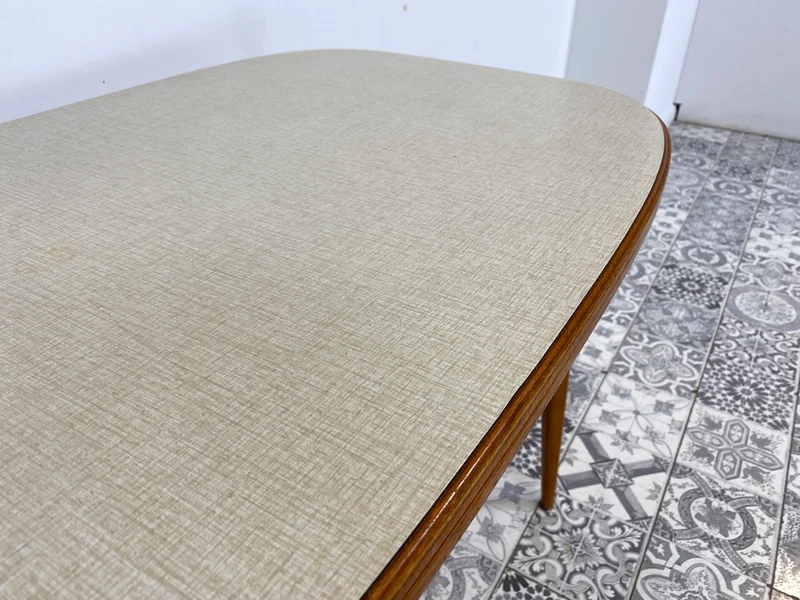 WMK Stilvoller und seltener Mid-Century Couchtisch mit wandelbarer Oberfläche aus Holz oder Resopal und praktischer Zeitungsablage