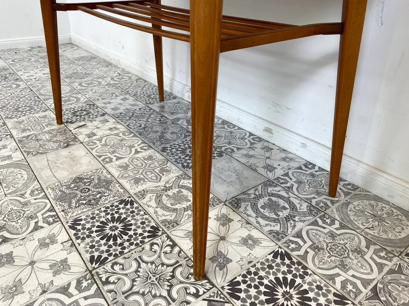 WMK Stilvoller und seltener Mid-Century Couchtisch mit wandelbarer Oberfläche aus Holz oder Resopal und praktischer Zeitungsablage