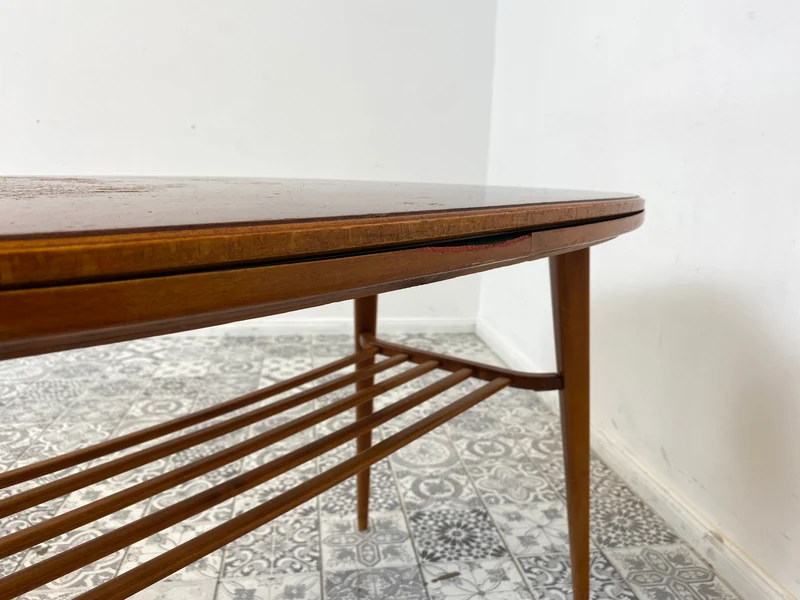 WMK Stilvoller und seltener Mid-Century Couchtisch mit wandelbarer Oberfläche aus Holz oder Resopal und praktischer Zeitungsablage