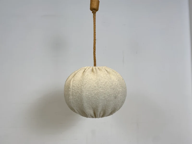 WMK Stilvolle und sehr gut erhaltene große Mid-Century Hängelampe mit Lampenschirm aus natürlichem Wollstoff & Tauwerk Kabelummantelung