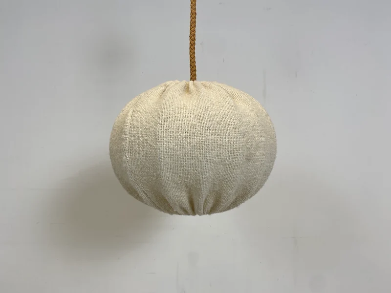WMK Stilvolle und sehr gut erhaltene große Mid-Century Hängelampe mit Lampenschirm aus natürlichem Wollstoff & Tauwerk Kabelummantelung