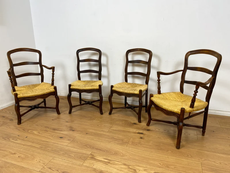 WMK Set aus 4 eleganten und bequemen antiken Esszimmerstühlen aus vollem Holz mit Binsengeflecht und Leiterrückenlehnen