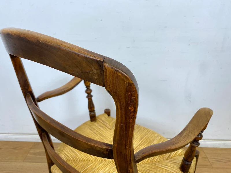WMK Set aus 4 eleganten und bequemen antiken Esszimmerstühlen aus vollem Holz mit Binsengeflecht und Leiterrückenlehnen