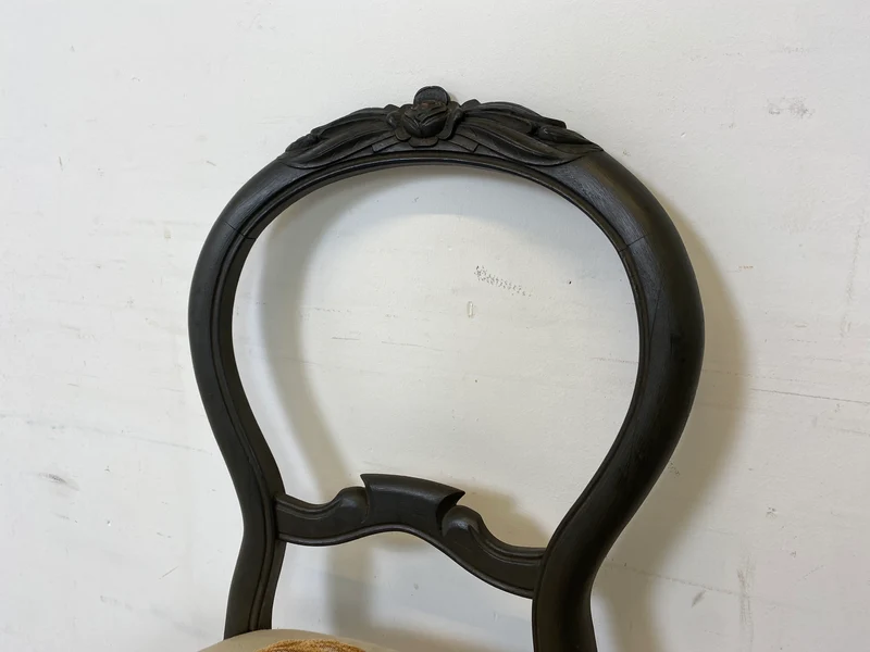 WMK Formschöner und gut erhaltener 60er Jahre Stuhl im Biedermeier Stil mit wunderschönem jedoch etwas fleckigem Bezug