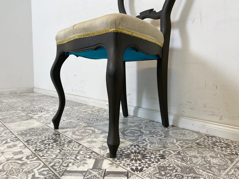 WMK Formschöner und gut erhaltener 60er Jahre Stuhl im Biedermeier Stil mit wunderschönem jedoch etwas fleckigem Bezug