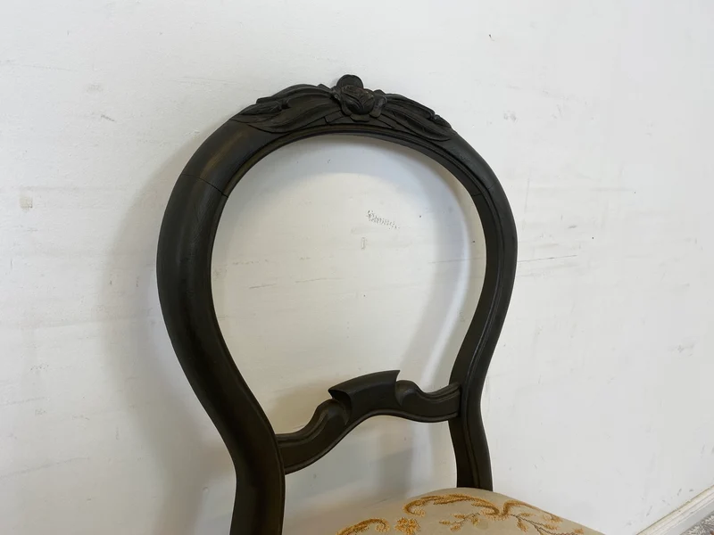 WMK Formschöner und gut erhaltener 60er Jahre Stuhl im Biedermeier Stil mit wunderschönem jedoch etwas fleckigem Bezug