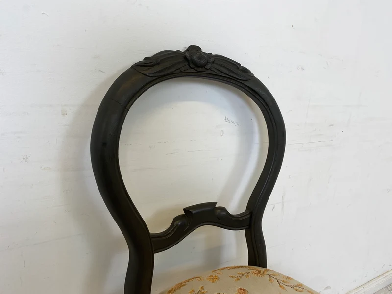 WMK Formschöner und gut erhaltener 60er Jahre Stuhl im Biedermeier Stil mit wunderschönem jedoch etwas fleckigem Bezug