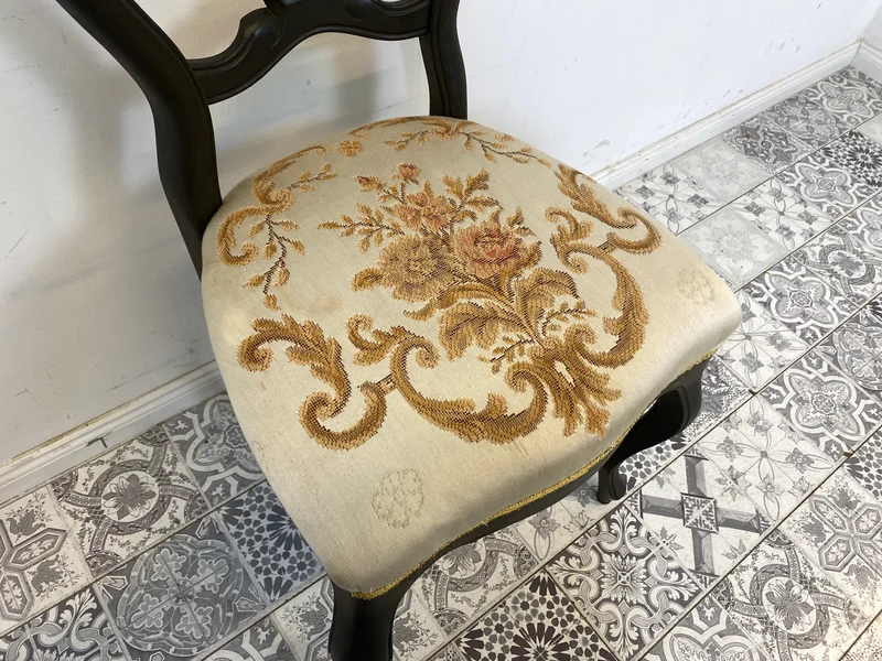 WMK Formschöner und gut erhaltener 60er Jahre Stuhl im Biedermeier Stil mit wunderschönem jedoch etwas fleckigem Bezug