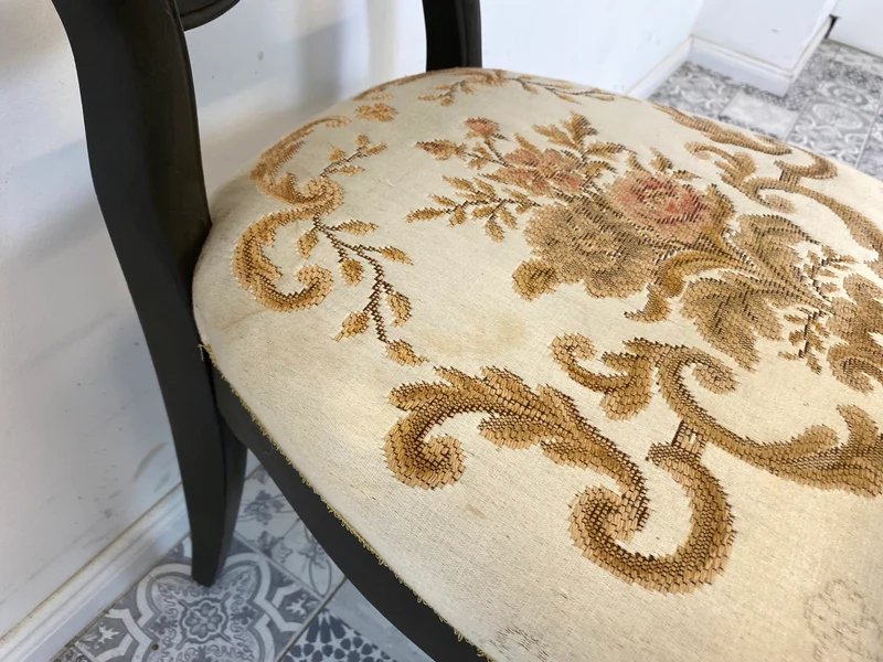 WMK Formschöner und gut erhaltener 60er Jahre Stuhl im Biedermeier Stil mit wunderschönem jedoch etwas fleckigem Bezug
