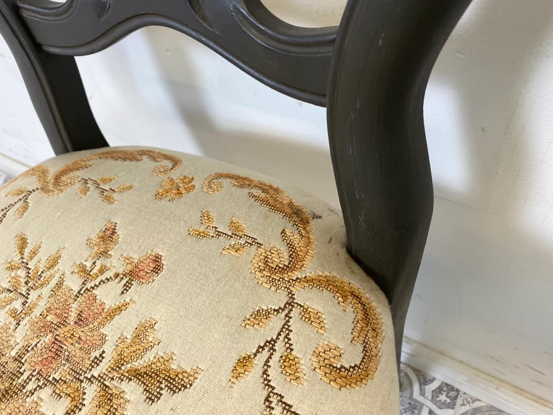 WMK Formschöner und gut erhaltener 60er Jahre Stuhl im Biedermeier Stil mit wunderschönem jedoch etwas fleckigem Bezug