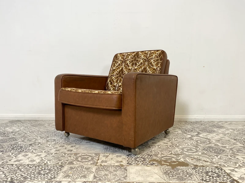 WMK 1/2 Kultiger & bequemer Retro Sessel , bezogen mit floralem Stoff & Kunstleder und auf hübschen Rollen