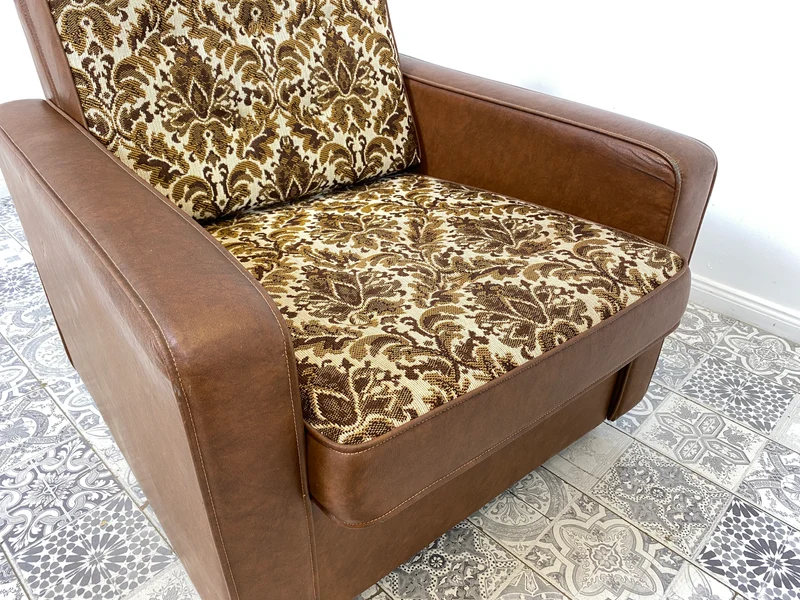 WMK 1/2 Kultiger & bequemer Retro Sessel , bezogen mit floralem Stoff & Kunstleder und auf hübschen Rollen