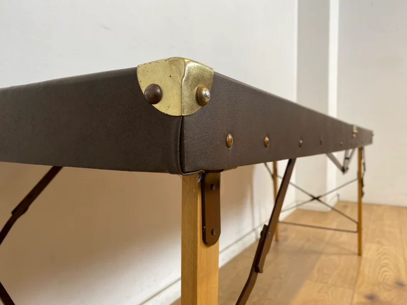 WMK Stilechte & sehr gut erhaltene mobile Mid-Century Massageliege in praktischen mit Kunstleder bezogenem Koffer