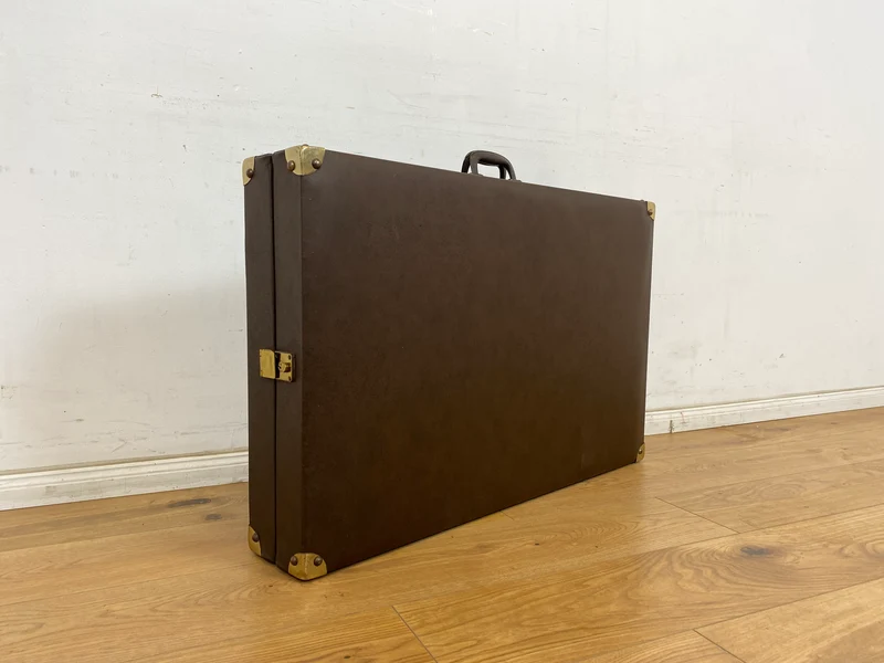 WMK Stilechte & sehr gut erhaltene mobile Mid-Century Massageliege in praktischen mit Kunstleder bezogenem Koffer
