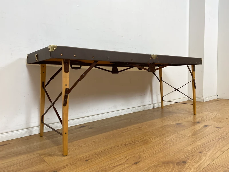 WMK Stilechte & sehr gut erhaltene mobile Mid-Century Massageliege in praktischen mit Kunstleder bezogenem Koffer