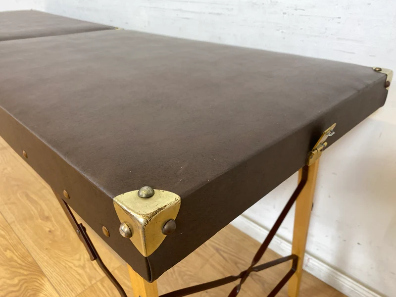WMK Stilechte & sehr gut erhaltene mobile Mid-Century Massageliege in praktischen mit Kunstleder bezogenem Koffer