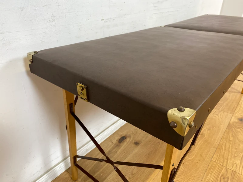WMK Stilechte & sehr gut erhaltene mobile Mid-Century Massageliege in praktischen mit Kunstleder bezogenem Koffer