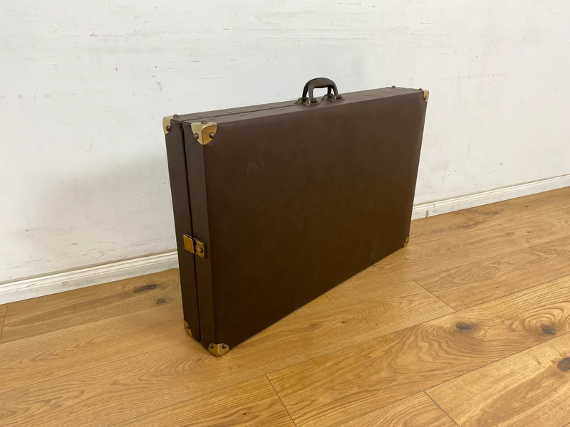 WMK Stilechte & sehr gut erhaltene mobile Mid-Century Massageliege in praktischen mit Kunstleder bezogenem Koffer