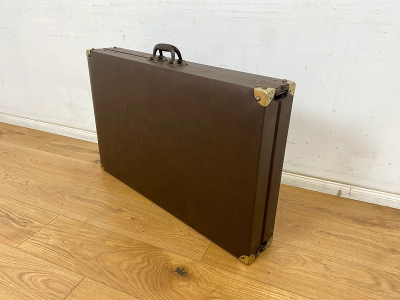 WMK Stilechte & sehr gut erhaltene mobile Mid-Century Massageliege in praktischen mit Kunstleder bezogenem Koffer