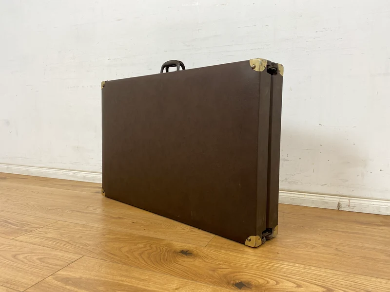 WMK Stilechte & sehr gut erhaltene mobile Mid-Century Massageliege in praktischen mit Kunstleder bezogenem Koffer