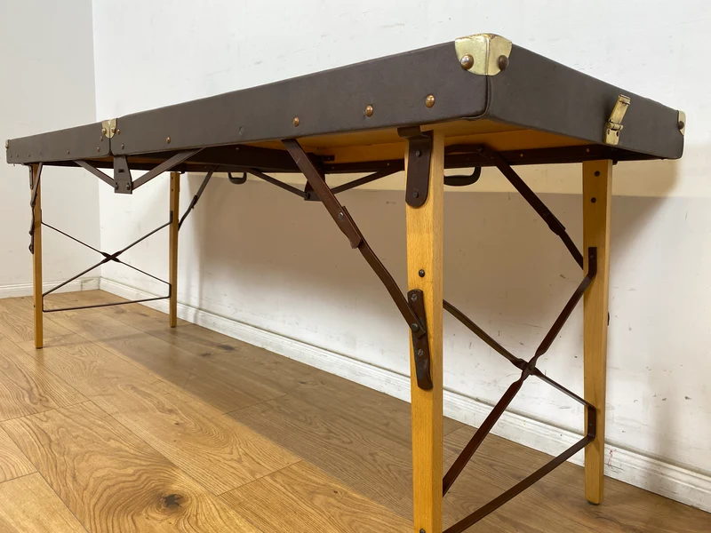 WMK Stilechte & sehr gut erhaltene mobile Mid-Century Massageliege in praktischen mit Kunstleder bezogenem Koffer
