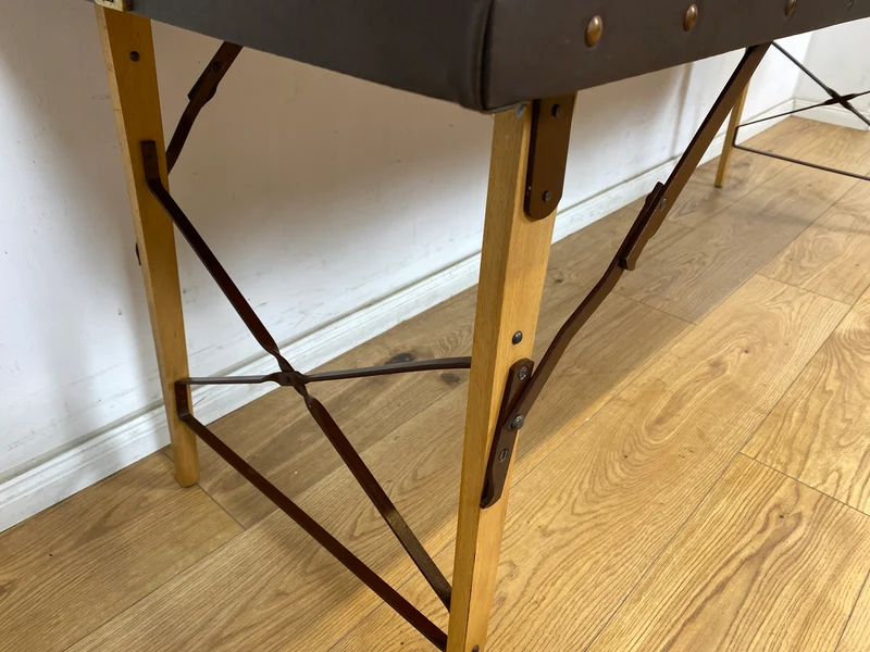 WMK Stilechte & sehr gut erhaltene mobile Mid-Century Massageliege in praktischen mit Kunstleder bezogenem Koffer