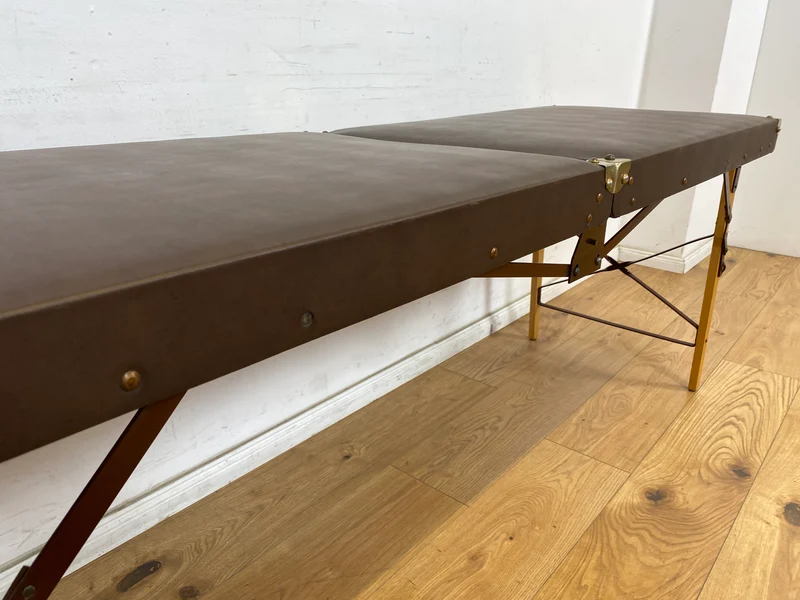 WMK Stilechte & sehr gut erhaltene mobile Mid-Century Massageliege in praktischen mit Kunstleder bezogenem Koffer