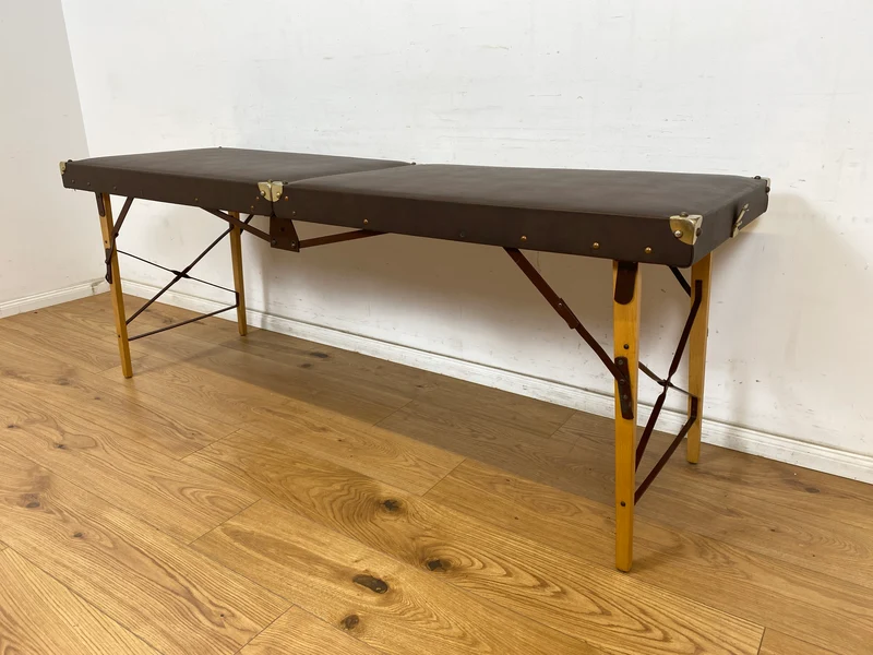 WMK Stilechte & sehr gut erhaltene mobile Mid-Century Massageliege in praktischen mit Kunstleder bezogenem Koffer