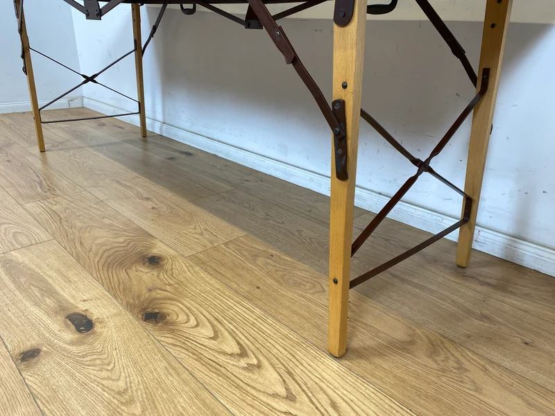 WMK Stilechte & sehr gut erhaltene mobile Mid-Century Massageliege in praktischen mit Kunstleder bezogenem Koffer
