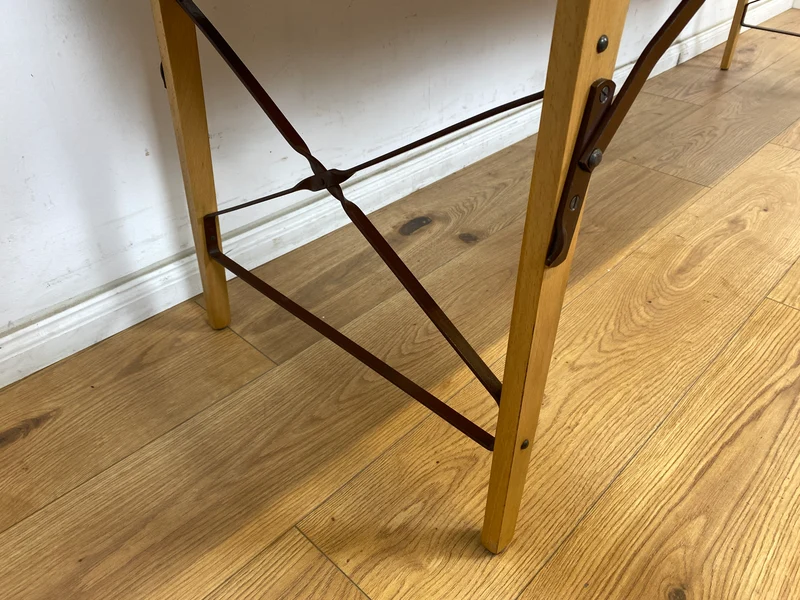 WMK Stilechte & sehr gut erhaltene mobile Mid-Century Massageliege in praktischen mit Kunstleder bezogenem Koffer