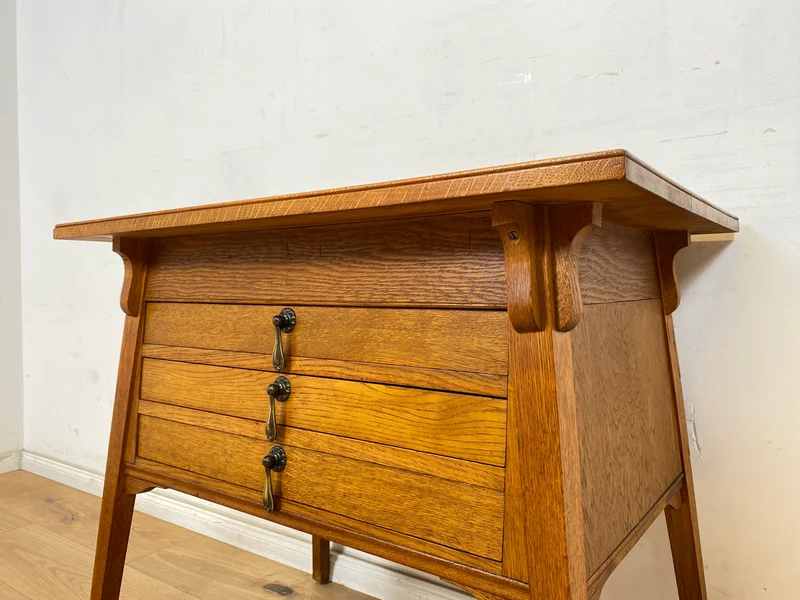 WMK Formschöne und gut erhaltene kleine antike Kommode aus vollem Holz mit Schubladen und schönen Me