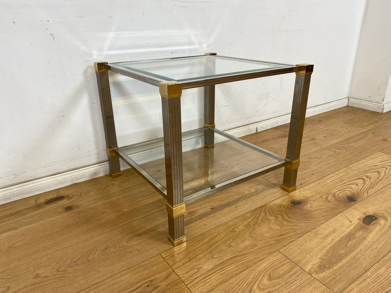 WMK Stilvoller 70er Jahre Designercouchtisch von Pierre Vandelaus Paris aus Messing & Chrom mit geschliffenem Kristallglas und Ablage